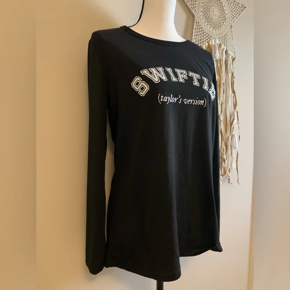 Taylor Swift shirt long sleeve black size medium Swiftie spell out EUC GS B58 - Picture 3 of 6